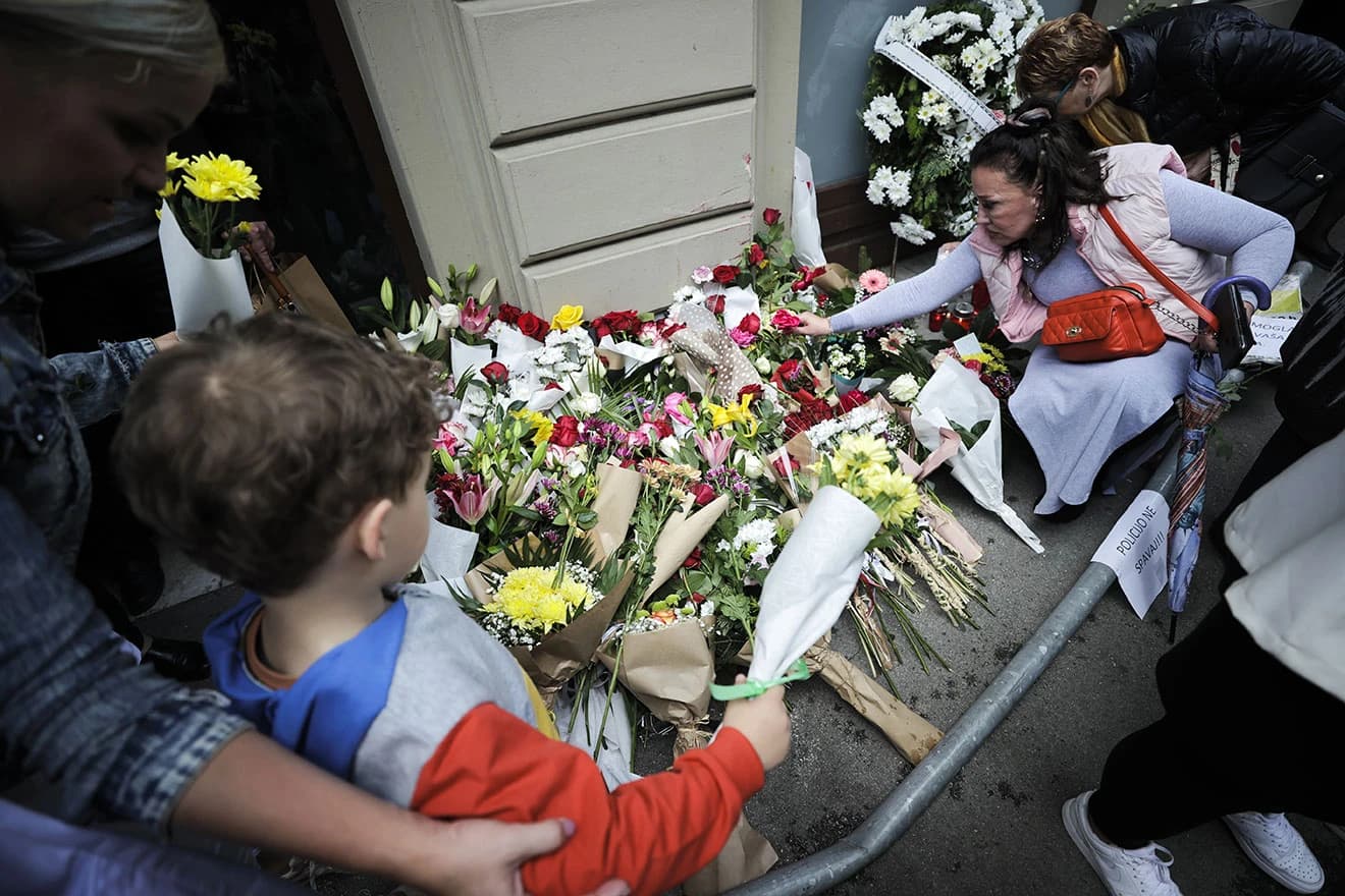 Građani na mjestu nesreće u kojoj je stradala Azra Spahić