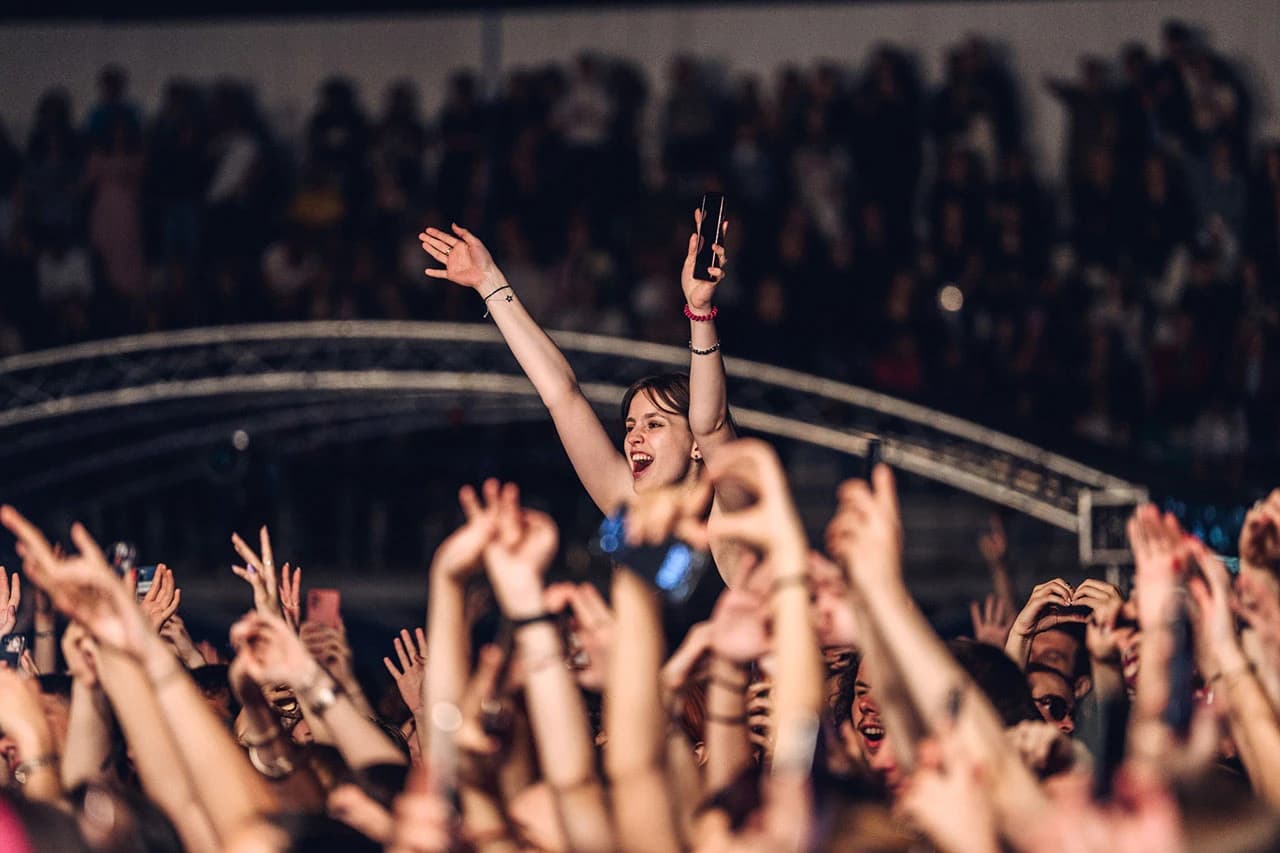 Grupa Buč Kesidi na rasprodanom stadionu Šalata u Zagrebu