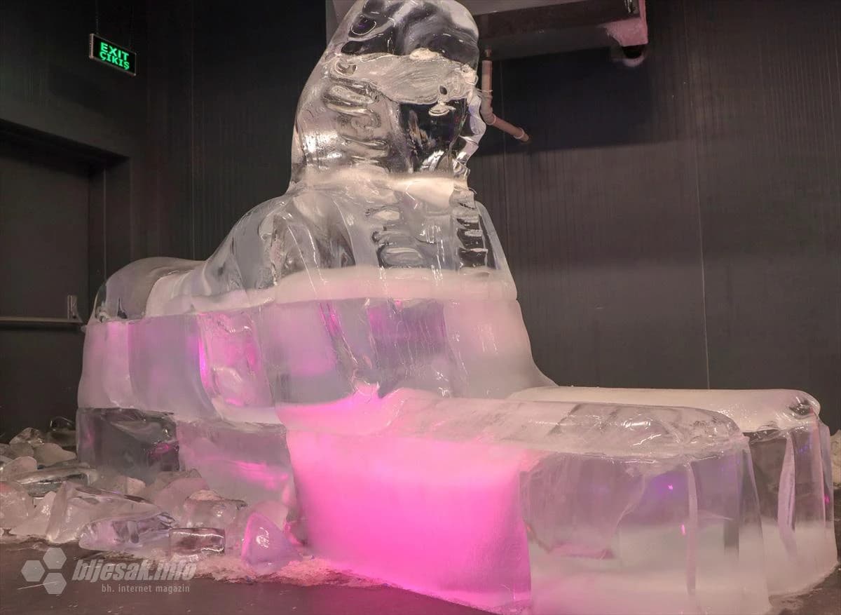 Muzej, koji sadrži ledene skulpture osvijetljene posebnim sustavima posjetitelje u kaputima, zbog hladnoće, vodi na putovanje kroz skulpture.