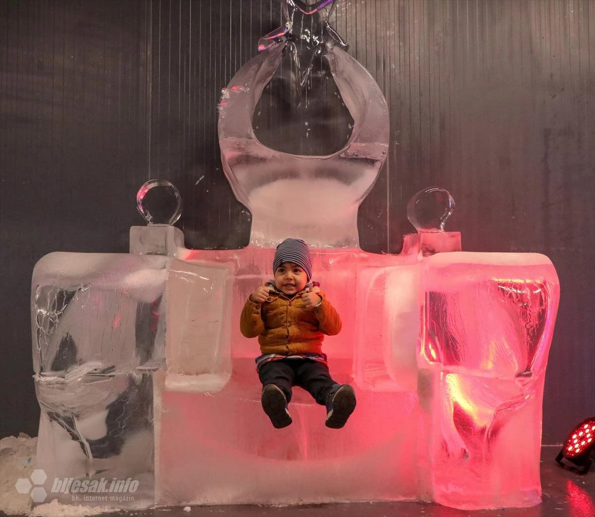 Muzej, koji sadrži ledene skulpture osvijetljene posebnim sustavima posjetitelje u kaputima, zbog hladnoće, vodi na putovanje kroz skulpture.