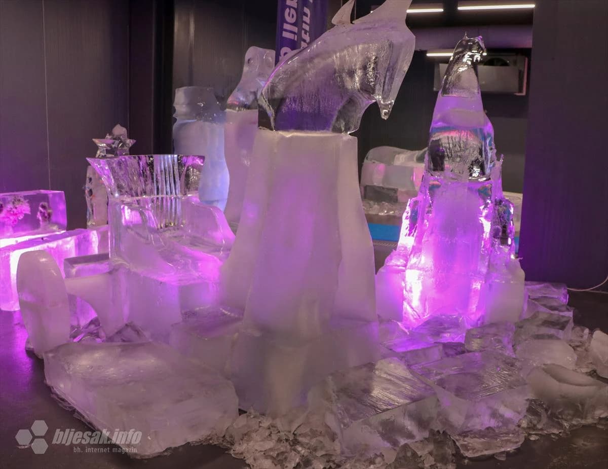 Muzej, koji sadrži ledene skulpture osvijetljene posebnim sustavima posjetitelje u kaputima, zbog hladnoće, vodi na putovanje kroz skulpture.