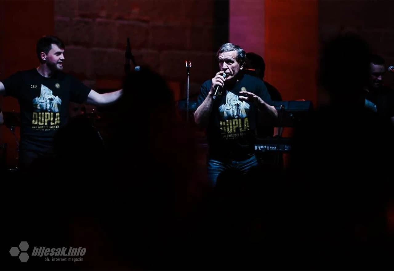 Veliki broj navijača Zrinjskog sa Antonijom Čarapino pjevao u čast Plemića