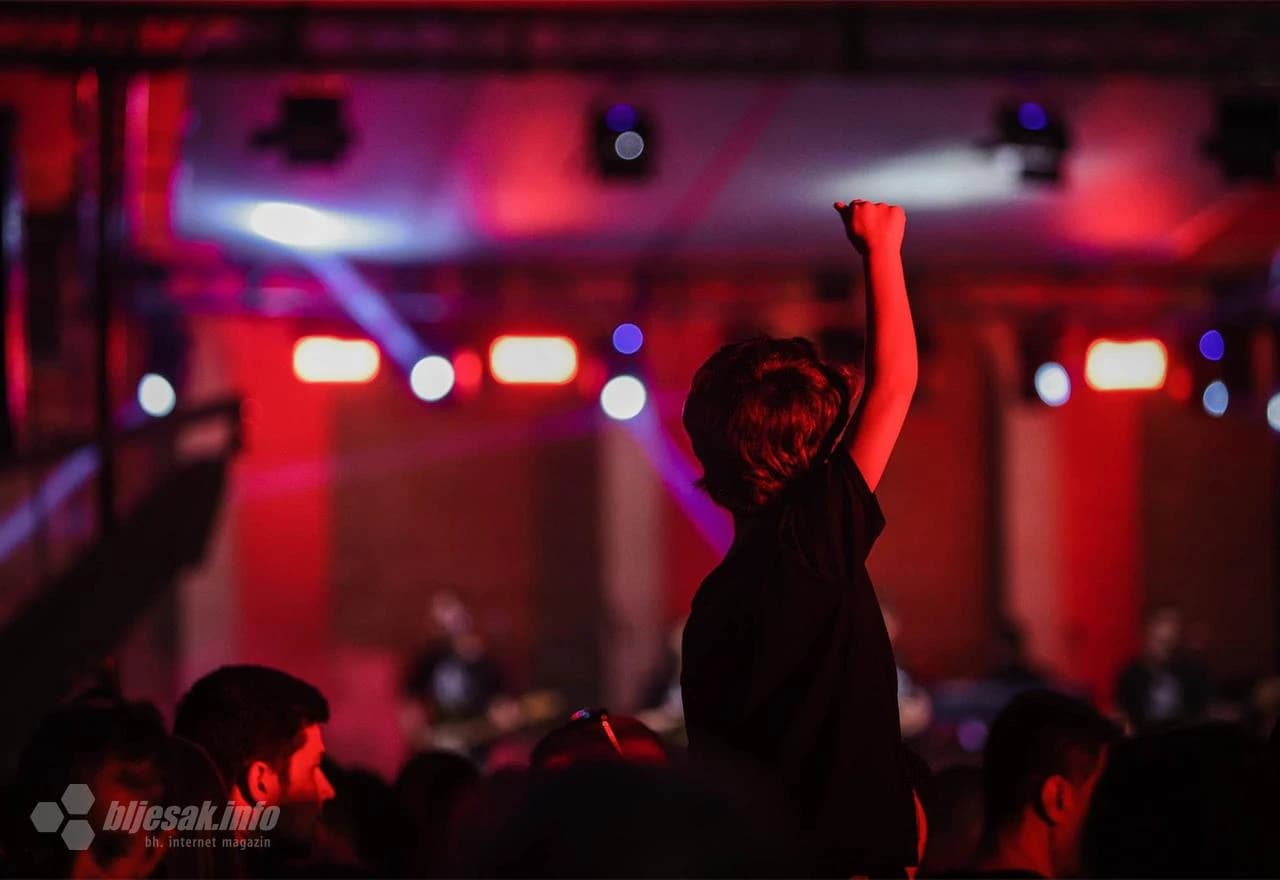 Veliki broj navijača Zrinjskog sa Antonijom Čarapino pjevao u čast Plemića