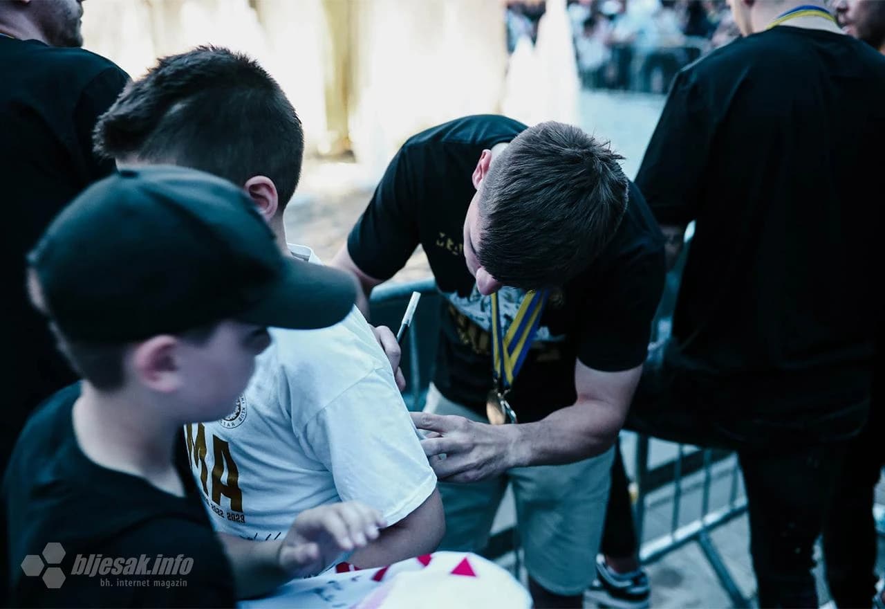 Plemići potpisali na stotine dresova navijača