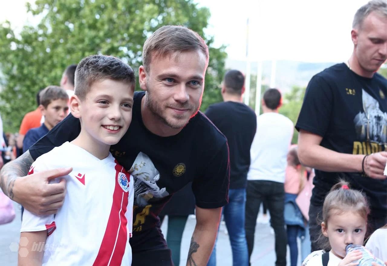 Navijači čekaju prvake za zajedničku proslavu!