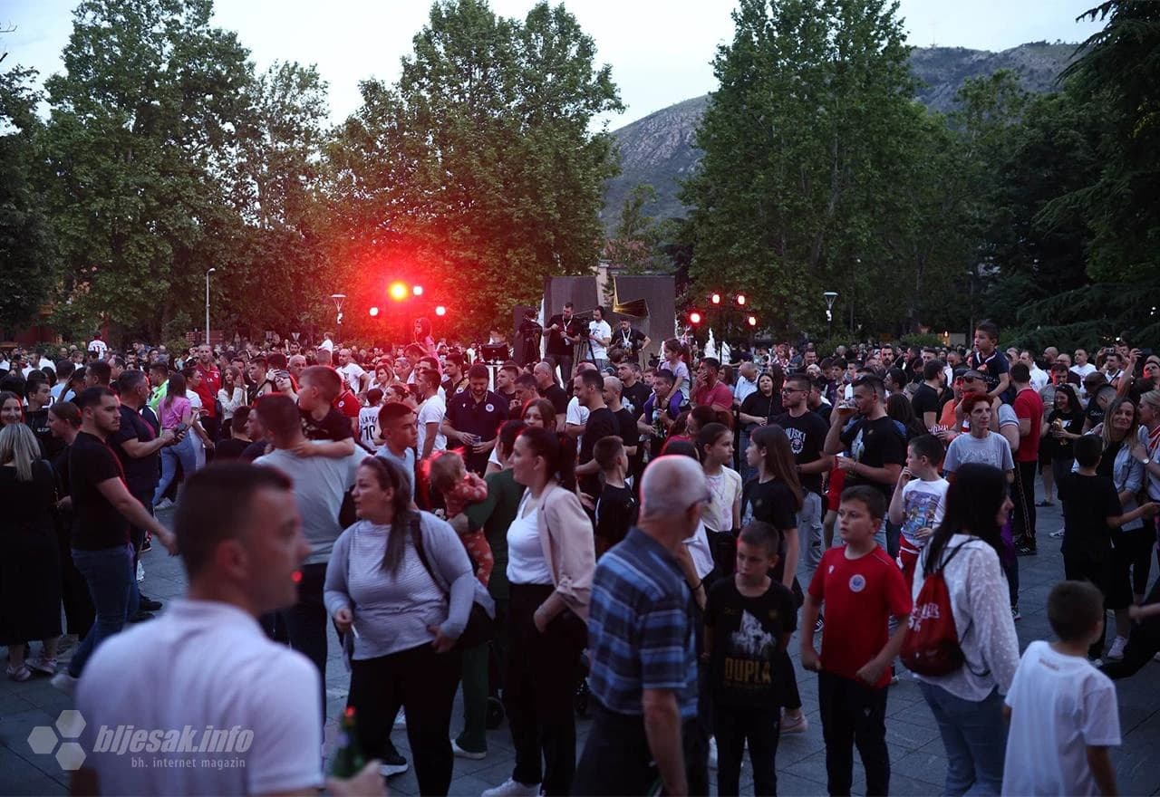 Navijači čekaju prvake za zajedničku proslavu!