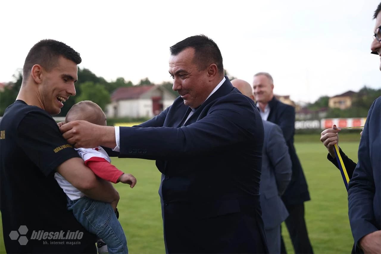 Plemići podignuli zasluženi pehar