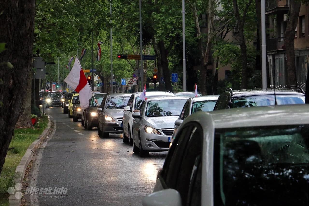 Kolona automobila ide prema stadionu Bare