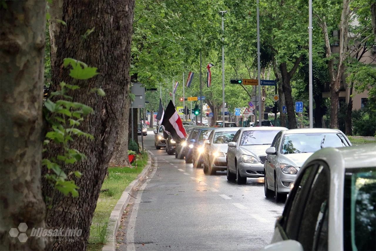 Kolona automobila ide prema stadionu Bare