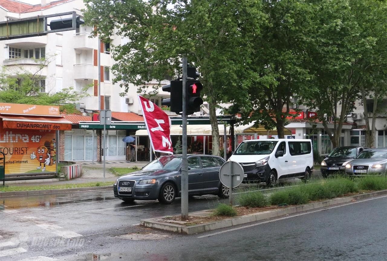 Kolona automobila ide prema stadionu Bare