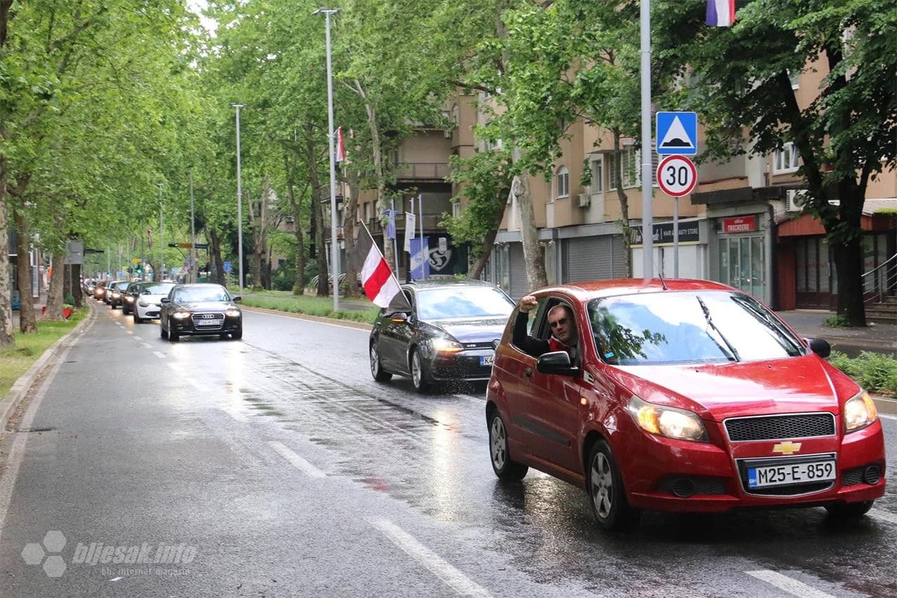Kolona automobila ide prema stadionu Bare