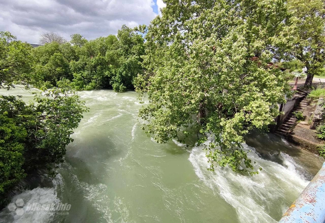 Vatrogasci postavili vreće za obranu od poplava na obalama rijeke Trebižat