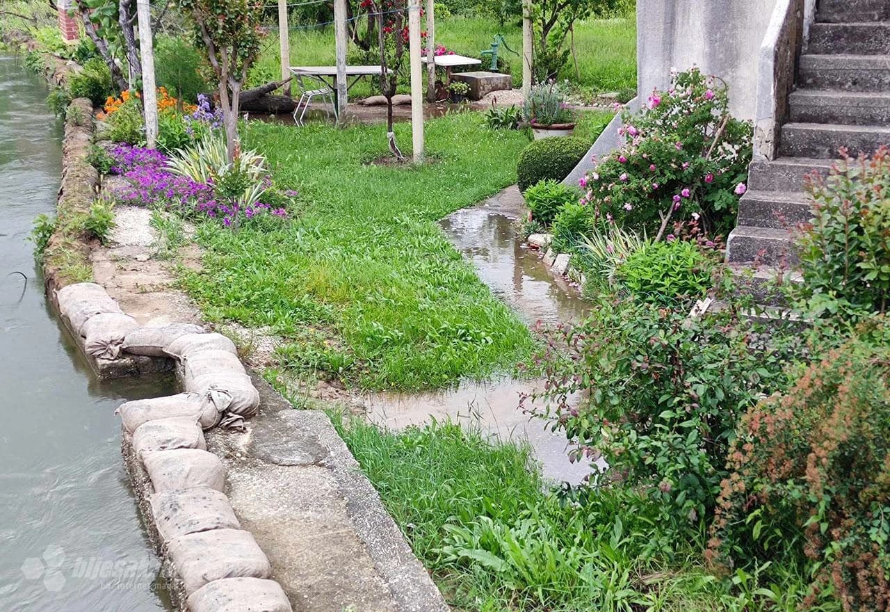 Vatrogasci postavili vreće za obranu od poplava na obalama rijeke Trebižat