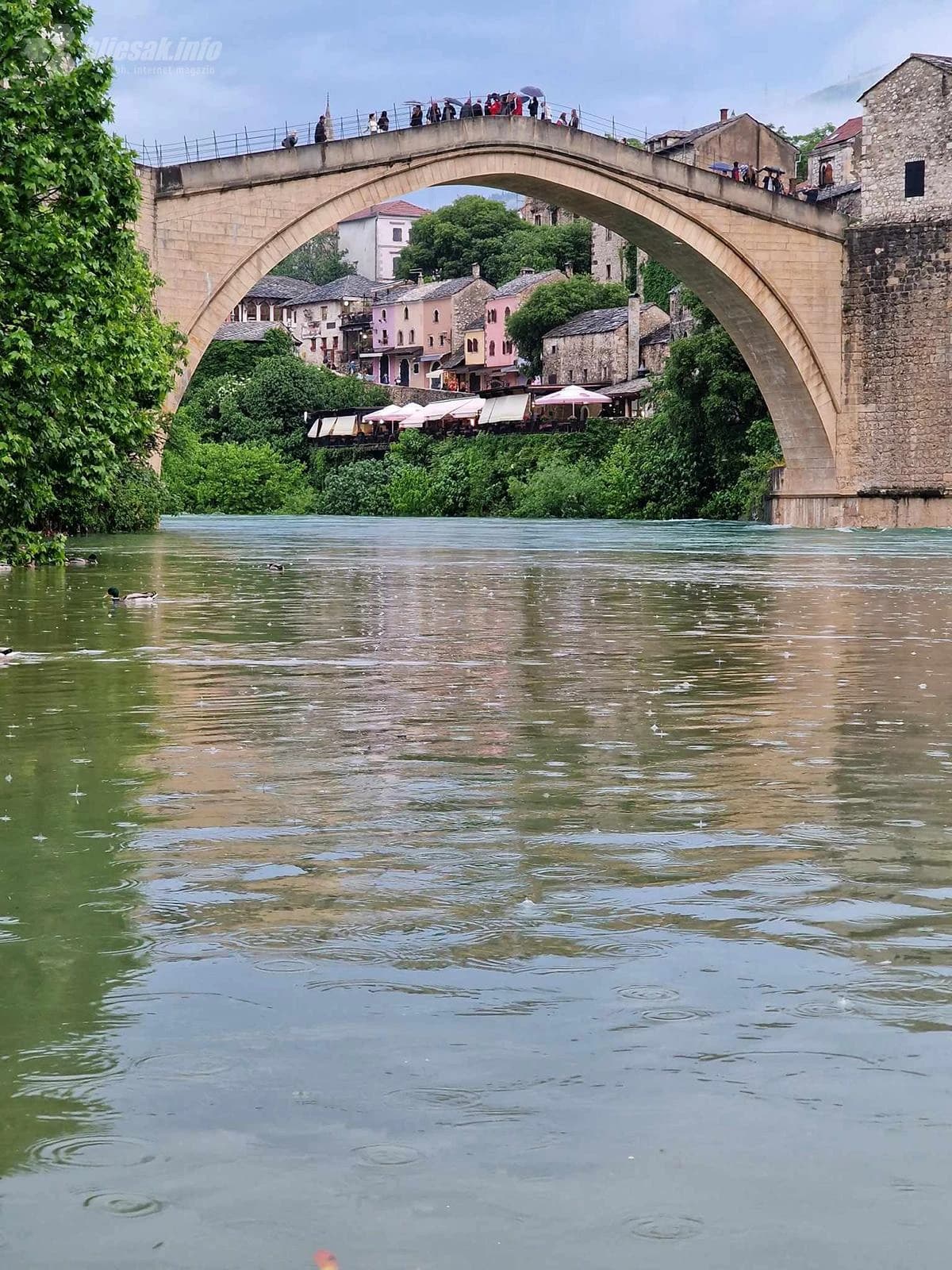 Neretva prekrila plato ispod Starog mosta