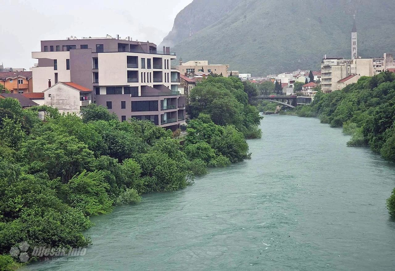 Nabujala Neretva u Mostaru