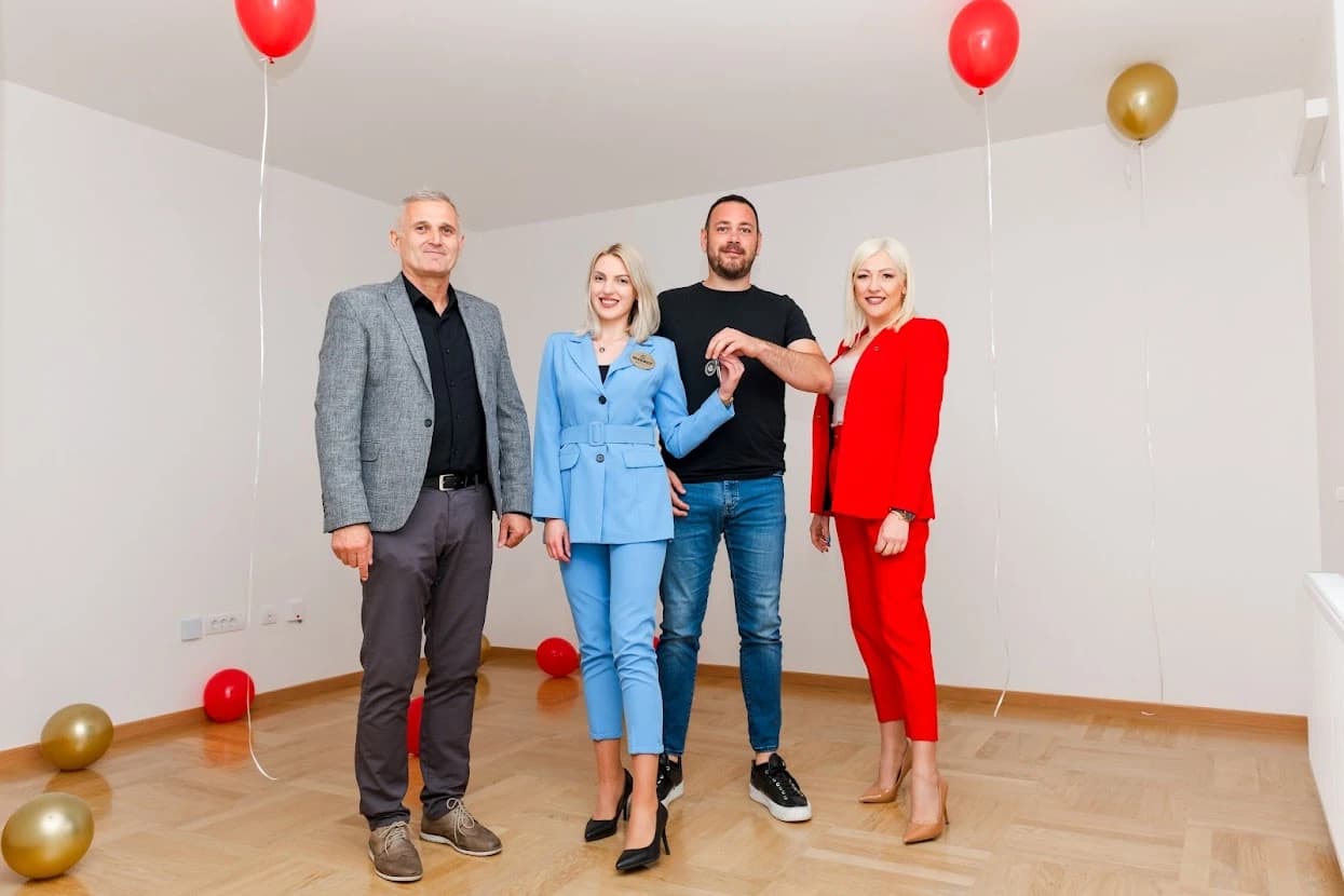 Nagrada za šampiona: Kompanija MaxBet uručila sretnom dobitniku ključeve od stana u Banja Luci