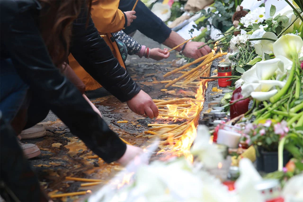 Tisuće građana Beograda u tišini odali počast ubijenim