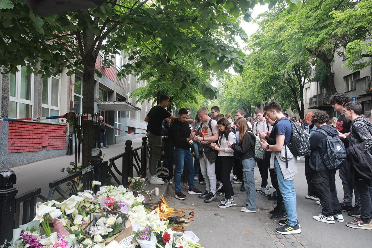 Tisuće građana Beograda u tišini odali počast ubijenim