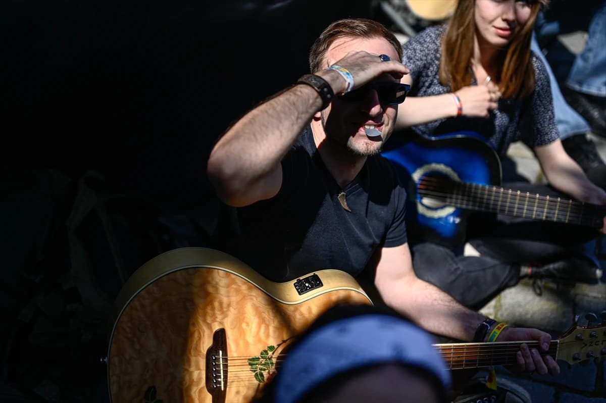 U Wroclawu čak 7.967 gitarista okupilo se na gradskom trgu kako bi odsvirali pjesmu Jimija Hendrixa "Hey Joe"