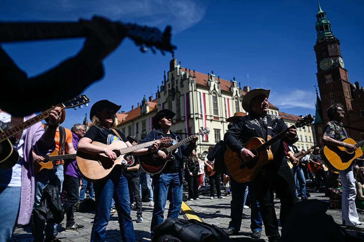 U Wroclawu čak 7.967 gitarista okupilo se na gradskom trgu kako bi odsvirali pjesmu Jimija Hendrixa "Hey Joe"