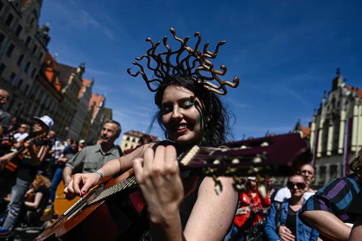 U Wroclawu čak 7.967 gitarista okupilo se na gradskom trgu kako bi odsvirali pjesmu Jimija Hendrixa "Hey Joe"