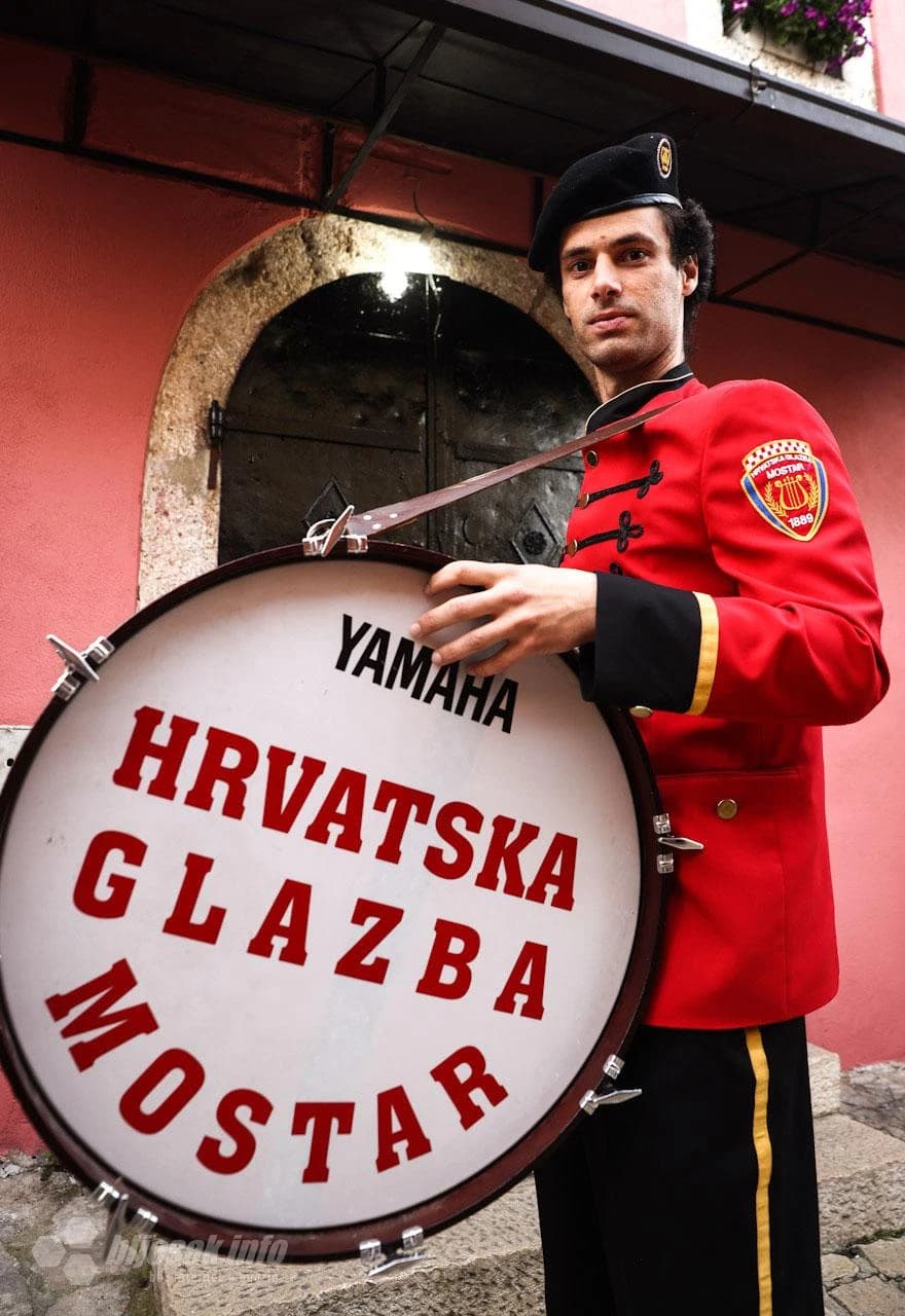 Hrvatska glazba Mostar je budnicom poželjela dobro jutro svim građanima Mostara