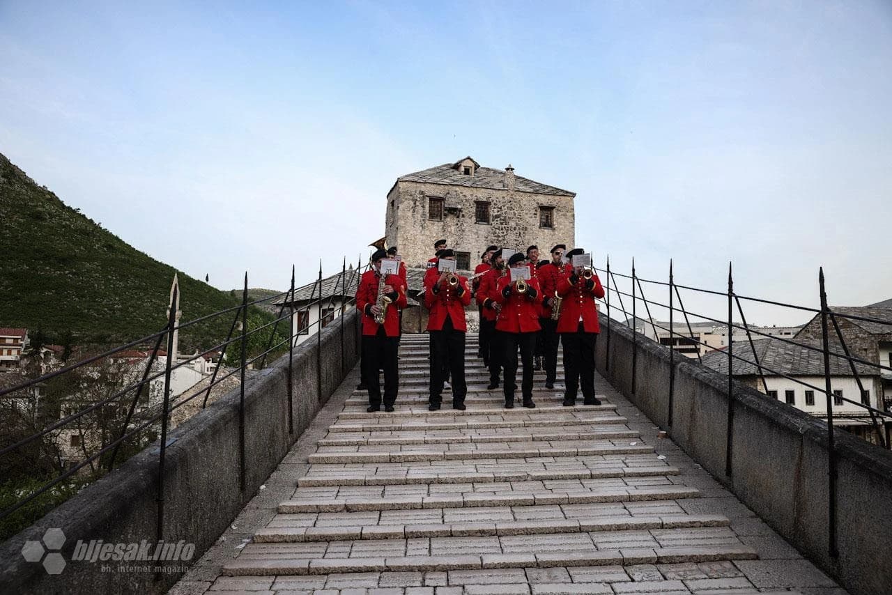 Hrvatska glazba Mostar je budnicom poželjela dobro jutro svim građanima Mostara