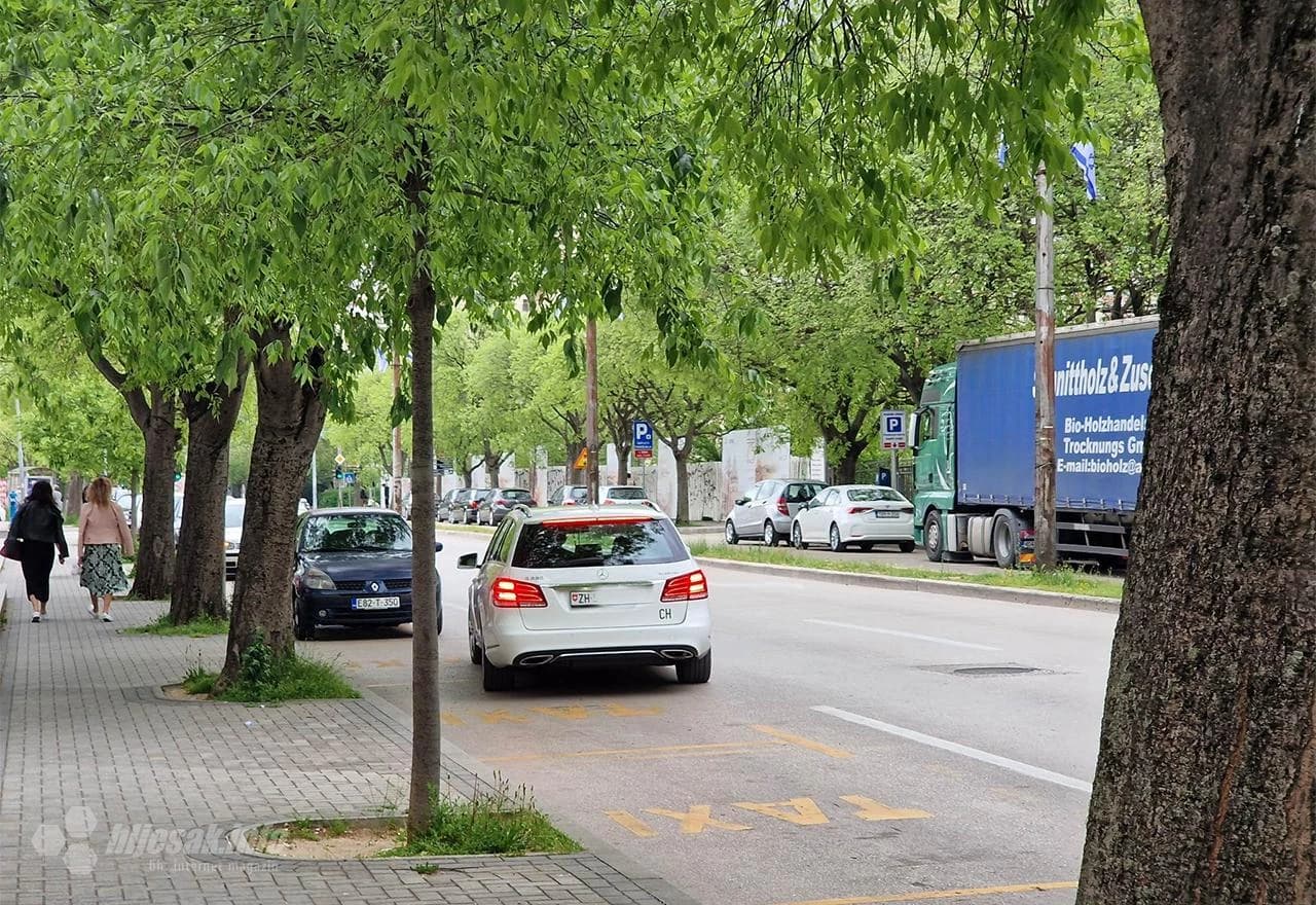 Mercedes švicarskih oznaka vozio jednosmjernom