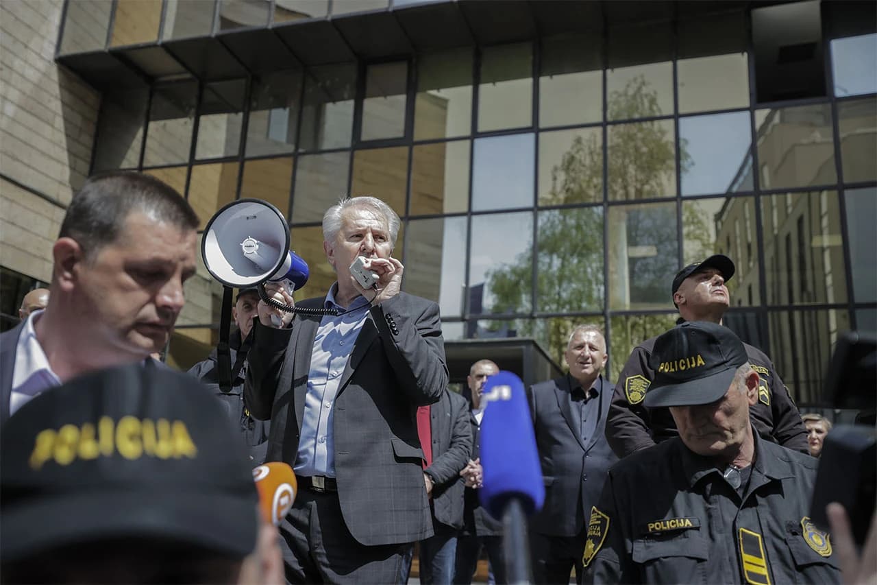 Više stotina građana okupilo se ispred zgrade Parlamenta Federacije Bosne i Hercegovine