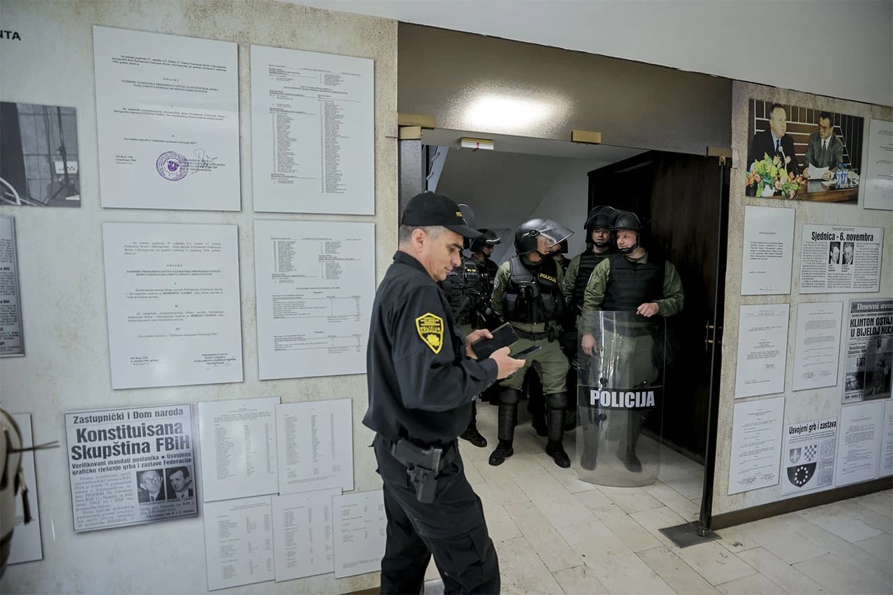 Više stotina građana okupilo se ispred zgrade Parlamenta Federacije Bosne i Hercegovine