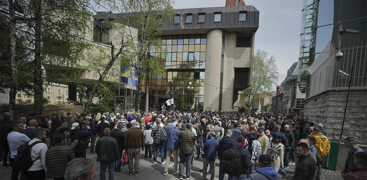 Više stotina građana okupilo se ispred zgrade Parlamenta Federacije Bosne i Hercegovine