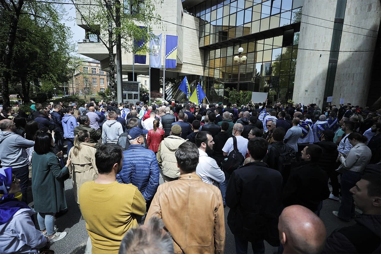 Više stotina građana okupilo se ispred zgrade Parlamenta Federacije Bosne i Hercegovine