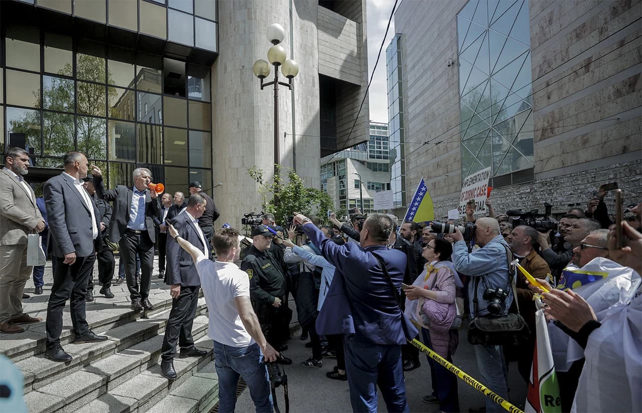 Više stotina građana okupilo se ispred zgrade Parlamenta Federacije Bosne i Hercegovine