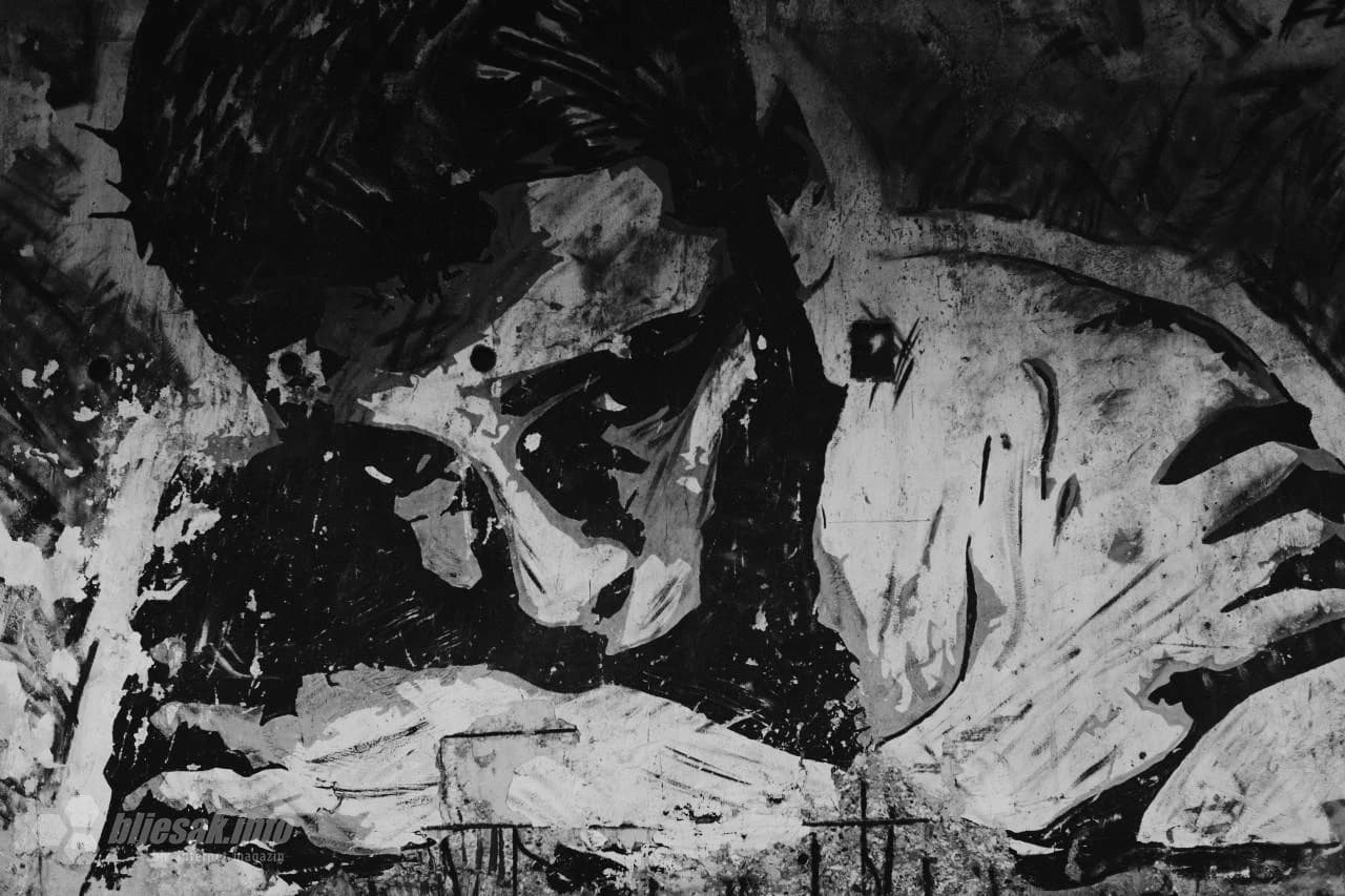 Grafitima 'ukrašena' zgrada Staklene banke u Mostaru