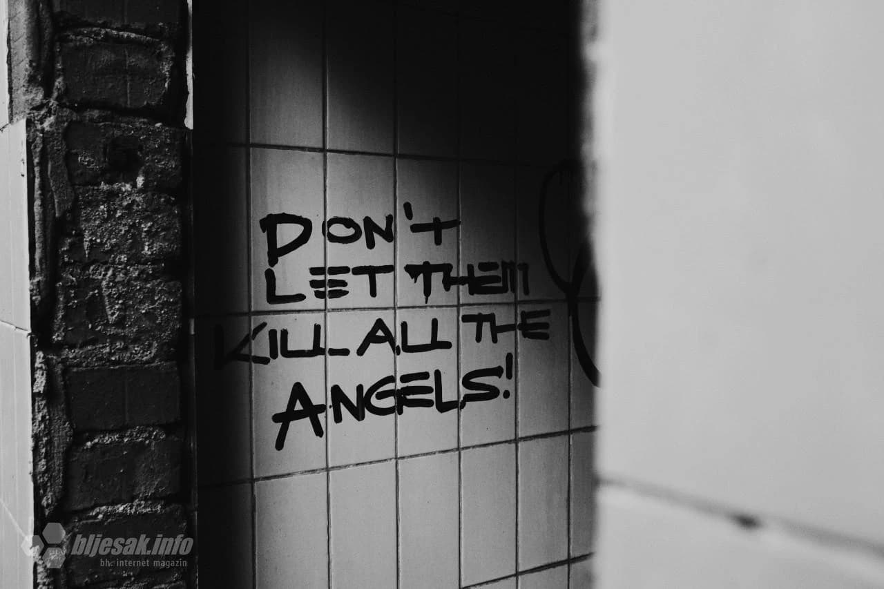 Grafitima 'ukrašena' zgrada Staklene banke u Mostaru