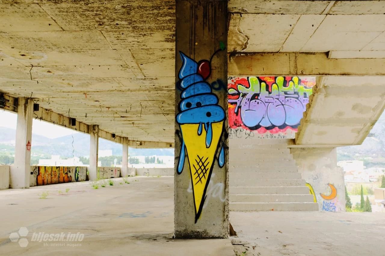 Grafitima 'ukrašena' zgrada Staklene banke u Mostaru