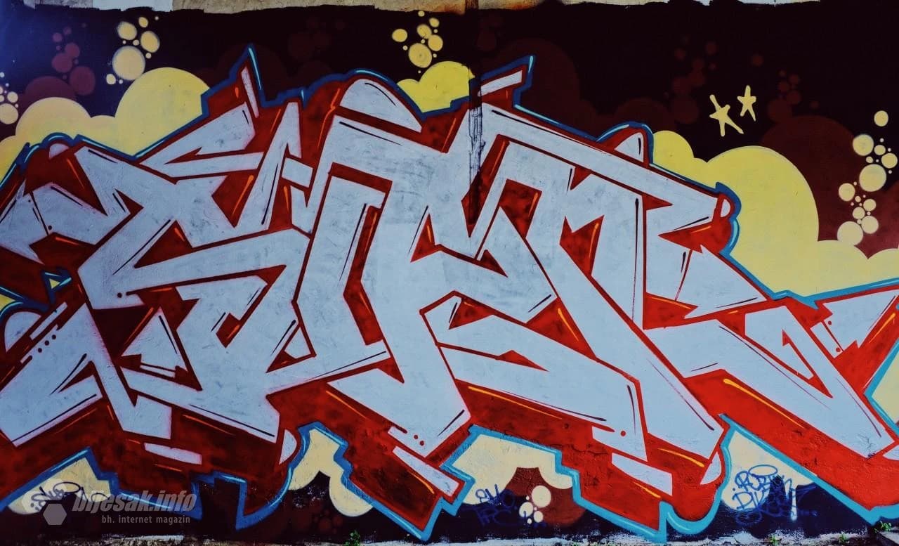 Grafitima 'ukrašena' zgrada Staklene banke u Mostaru