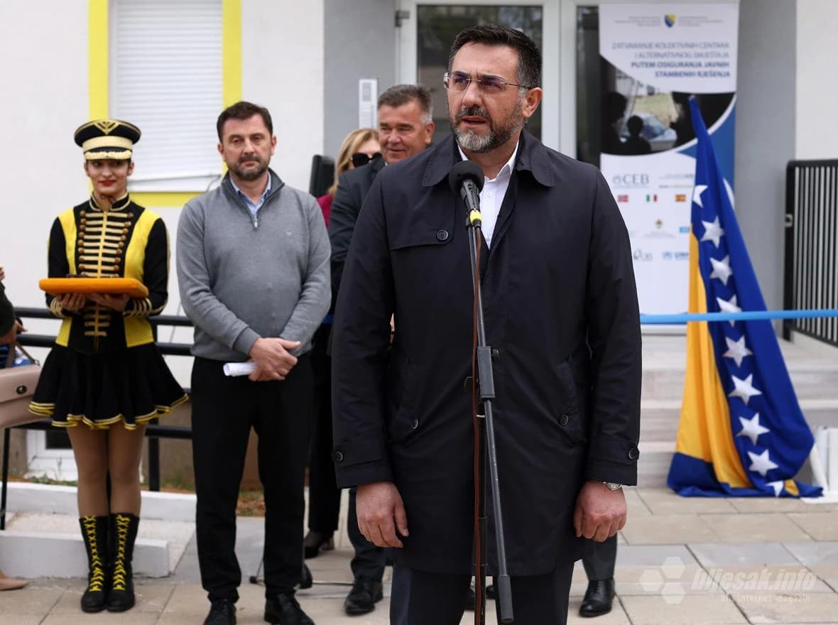 Svečanost u povodu uručenja ključeva za 24 stanara u mostarskom naselju Baffo