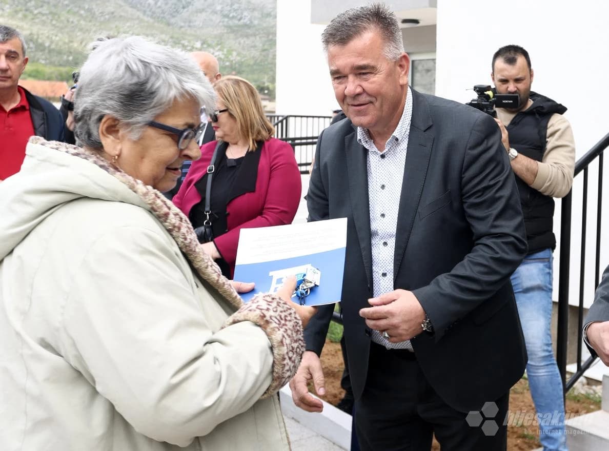 Svečanost u povodu uručenja ključeva za 24 stanara u mostarskom naselju Baffo