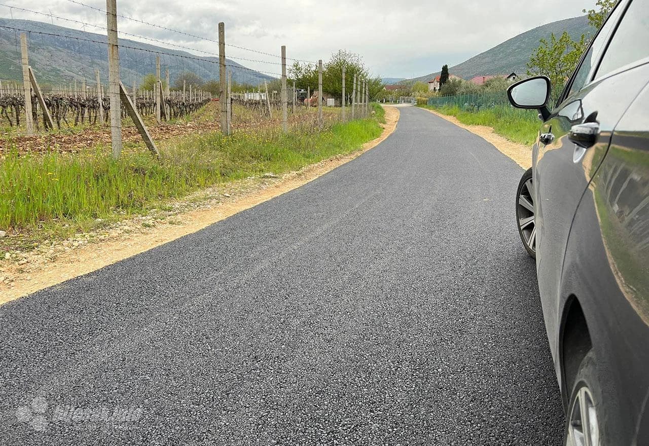 Asfaltirana prometnica od naselja Livač do naselja Kožuli
