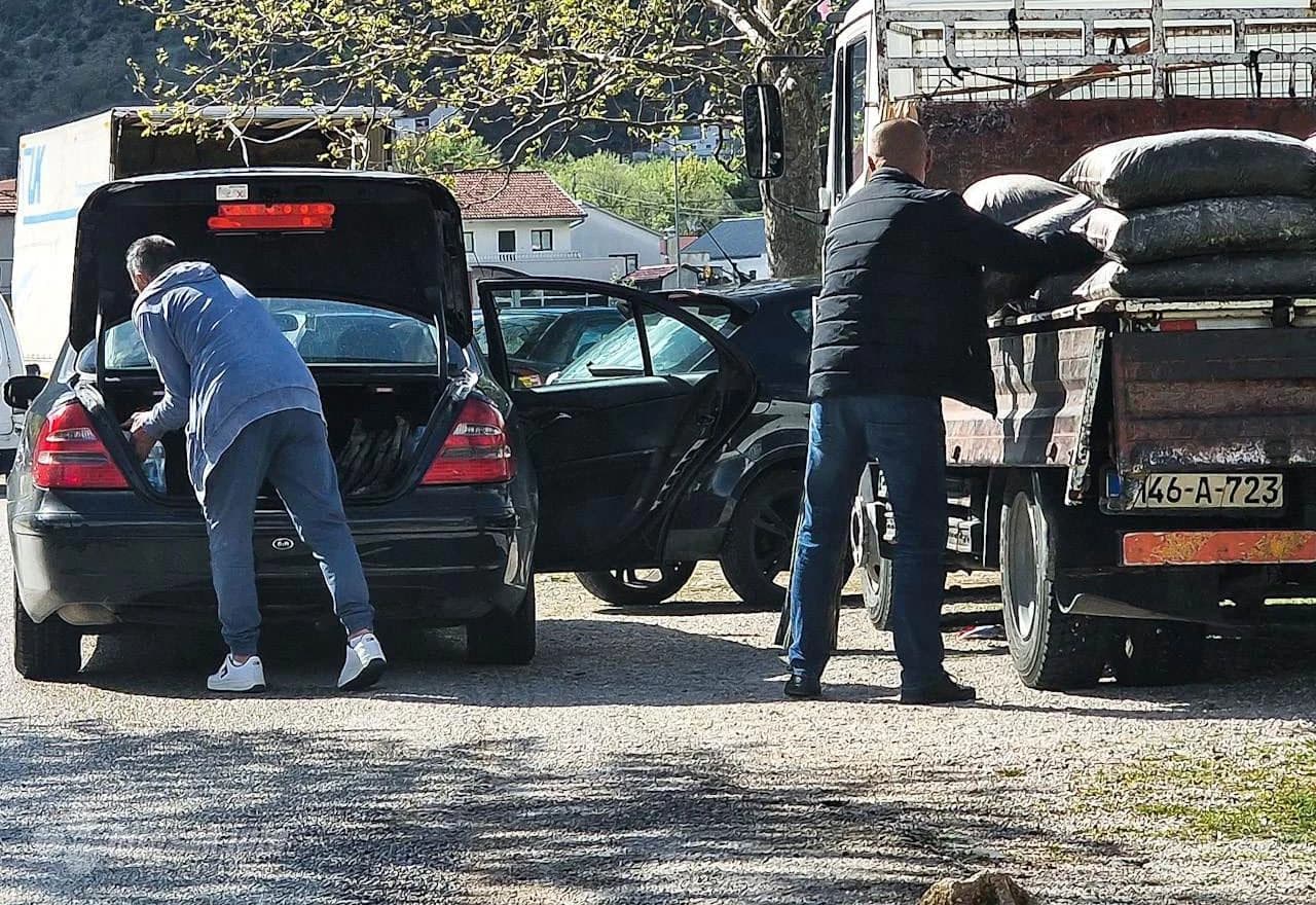 ... od igle do lokomotive. Mnoštvo ljudi koji iz cijele BiH, ali i juga Hrvatske stižu u Vrapčiće