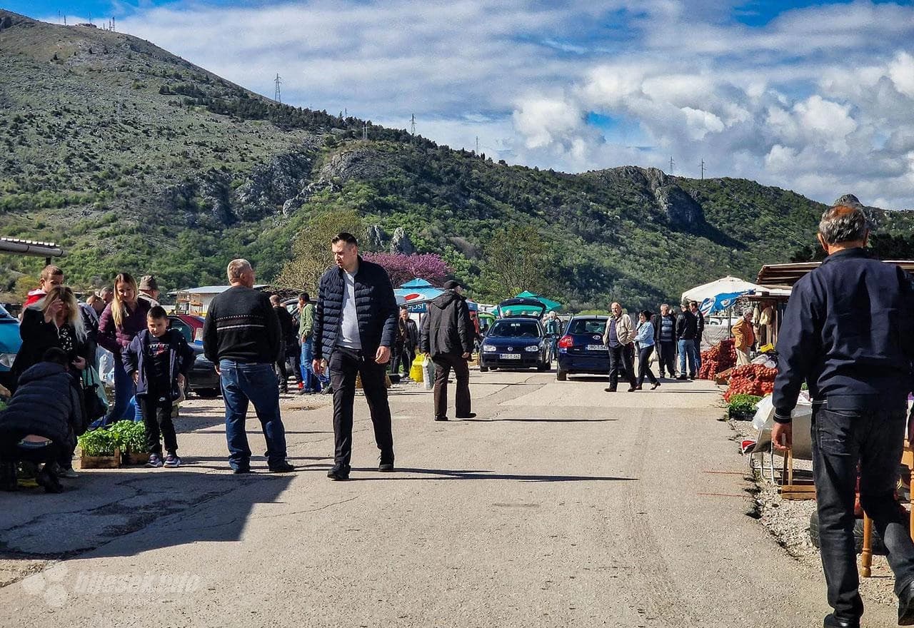 ... od igle do lokomotive. Mnoštvo ljudi koji iz cijele BiH, ali i juga Hrvatske stižu u Vrapčiće