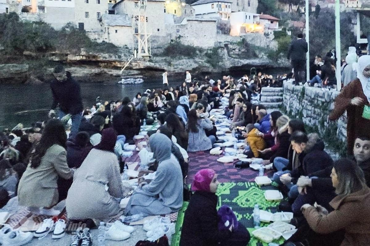 Iftar na platou ispod Starog mosta