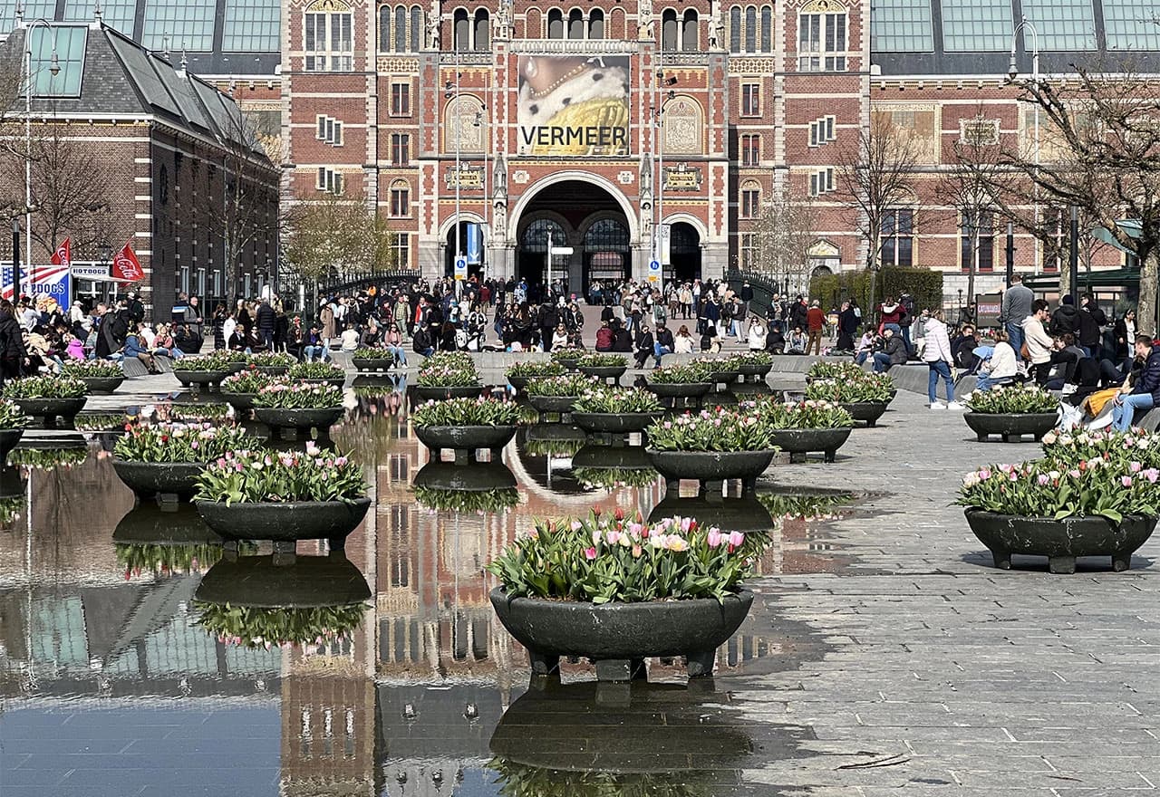 Ulice i mostovi Amsterdama ukrašeni stotinama tisuća tulipana