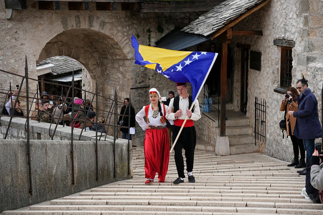 Učenici iz 78 zemalja na Starom mostu u Mostaru predstavili kulture