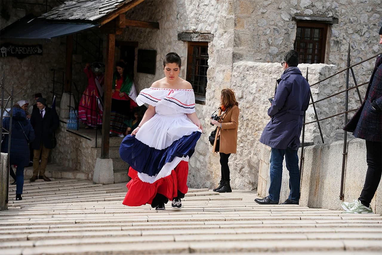 Učenici iz 78 zemalja na Starom mostu u Mostaru predstavili kulture