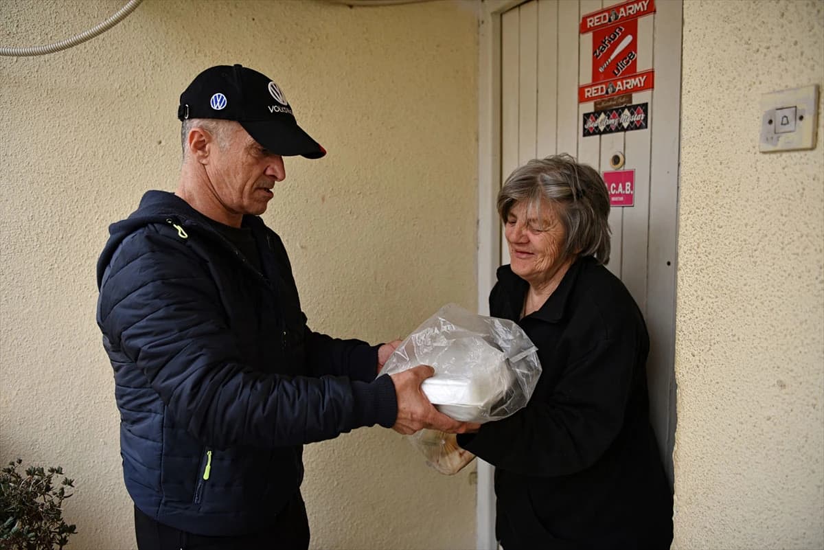 Volonteri svake večeri na brojne adrese u Mostaru odnose iftare