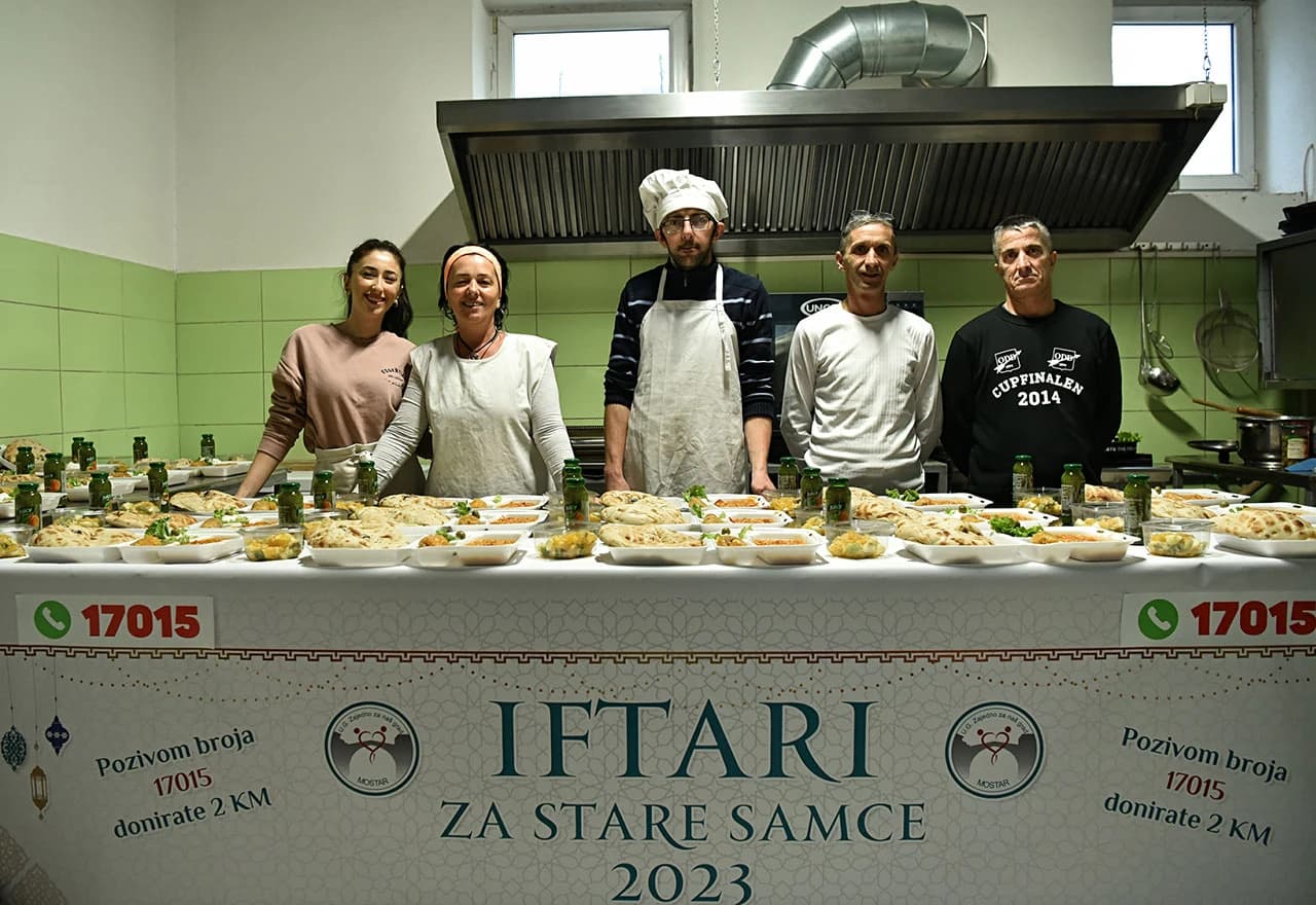 Volonteri svake večeri na brojne adrese u Mostaru odnose iftare