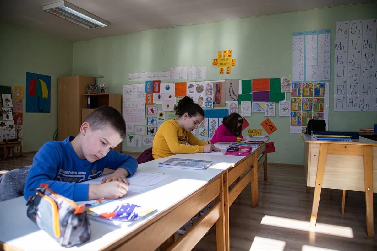 Tri učenika na nastavi