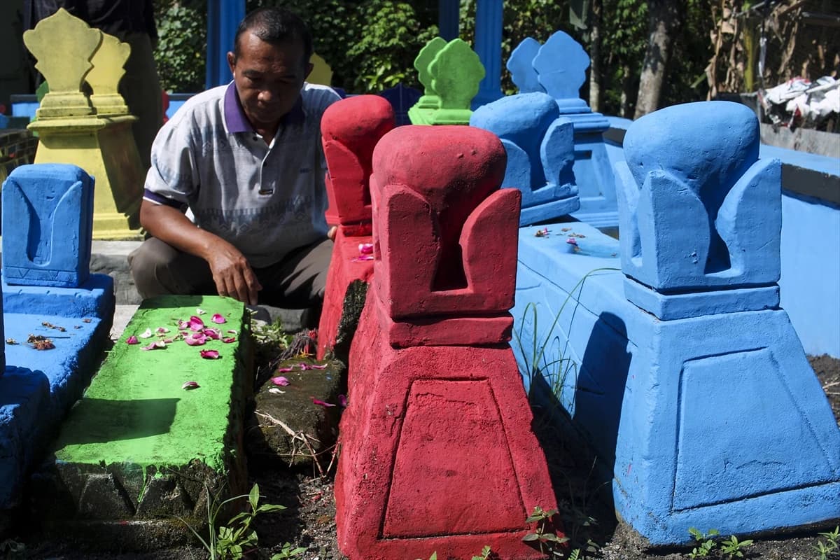 Šareni nadgrobni spomenici na groblju u Indoneziji